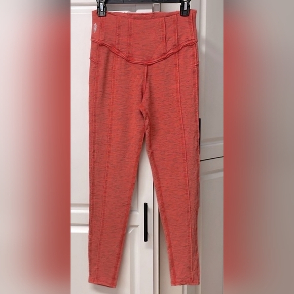 NWOT Free People Free  Movement Hybrid Yoga Pants Leggings in Lipstick Size XS - Picture 5 of 10